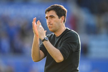 Bournemouth Andoni Iraola teknik direktörü, Premier Lig maçının sonunda Leicester City, Bournemouth 'a karşı King Power Stadyumu, Leicester, İngiltere' de 5 Ekim 2024 'te oynanan karşılaşmada taraftarları alkışlıyor.