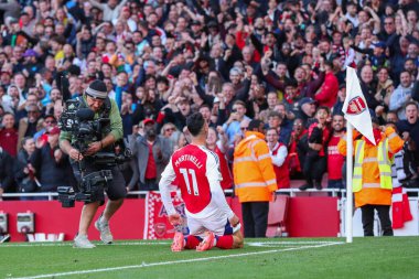 Arsenal 'den Gabriel Martinelli, 5 Ekim 2024' te Emirates Stadyumu 'nda oynanan Premier League maçında Arsenal ve Southampton maçında 2-1 kazanma hedefini kutluyor.