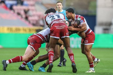 Leigh Leopar takımından Edwin Ipape, Wigan Warriors 'dan Kruise Leeming ve Wigan Warriors' tan Junior Nsemba ile oynadığı Betfred Süper Lig Yarı Finalleri 'nde Wigan Warriors, Wigan, İngiltere' deki The Brick Community Stadyumu 'nda Leigh Leopards' a karşı.,