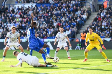 Leicester City 'den Odsonne douard, Premier League maçında Bournemouth' dan Alex Scott tarafından King Power Stadyumu, Leicester, İngiltere 'de 5 Ekim 2024' te oynanan Leicester City - Bournemouth maçında yenildi.
