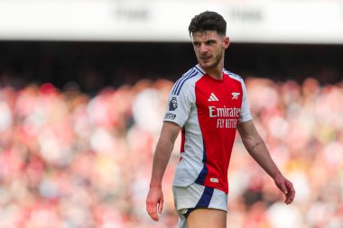 Arsenal 'den Declan Rice, 5 Ekim 2024' te Birleşik Krallık 'taki Emirates Stadyumu' nda oynanan Premier League maçında Arsenal ve Southampton maçını izliyor.