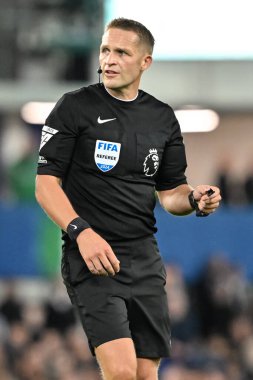 Hakem Craig Pawson Premier Lig maçı sırasında Everton, Newcastle United 'a karşı Goodison Park, Liverpool, İngiltere, 5 Ekim 2024