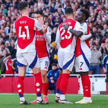 Arsenal 'den Bukayo Saka, 5 Ekim 2024' te Emirates Stadyumu 'nda oynanan Premier League karşılaşmasında takım arkadaşlarıyla 3-1 kazanma hedefini kutluyor.