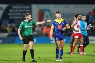 Hakem Liam Moore, Betfred Süper Lig Yarı Finalleri sırasında Warrington Wolves 'tan George Williams' a seslendi. Hull KR, Warrington Wolves 'a karşı Sewell Group Craven Park, Kingston upon Hull, Birleşik Krallık, 4 Ekim 2024