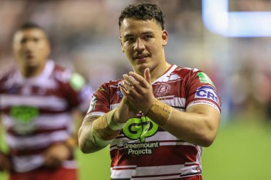 Wigan Warriors takımından Tyler Dupree, Betfred Süper Lig Yarı Finalleri 'nde oynanan Wigan Warriors - Leigh Leopards maçında Wigan, İngiltere' nin başkenti Wigan 'da 5 Ekim 2024' te oynanan maçtan sonra ev sahibi taraftarları alkışlıyor.