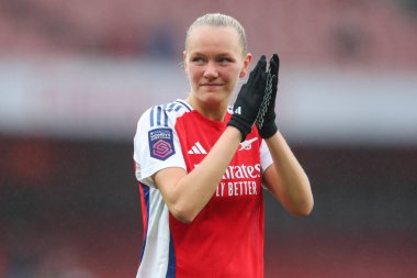 Arsenal 'den Frida Maanum, FA Kadınlar Süper Ligi' nin 6 Ekim 2024 tarihinde Emirates Stadyumu 'nda oynanan Arsenal Women - Everton Women maçı sonrasında takımlar berabere kaldıktan sonra taraftarları kabul ediyor.