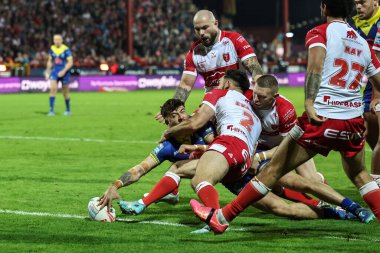 Warrington Wolves takımından Matty Ashton, 4 Ekim 2024 'te İngiltere' de oynanan Sewell Group Craven Park, Kingston upon Hull 'daki Hull KR vs Warrington Wolves' a karşı oynanan Betfred Süper Lig Yarı Finalleri maçında şansını deniyor.