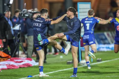Warrington Wolves 'tan Jake Thewlis ve Matty Ashton, Betfred Süper Lig Yarı Finalleri' nde ısınma turunda Hull KR, Warrington Wolves 'a karşı Sewell Group Craven Park, Kingston upon Hull, Birleşik Krallık, 4 Ekim 2024
