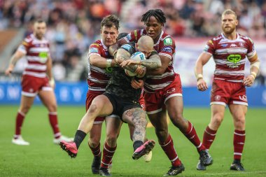 Leigh Leoparları 'ndan Zak Hardaker, Wigan Warriors' tan Adam Keighran ve Wigan Warriors 'tan Junior Nsemba, Betfred Süper Lig Yarı Finalleri' nde Wigan Warriors - Leigh Leopards maçında Wigan, İngiltere 'nin başkenti Wigan' da mücadele etti.,