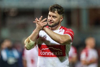 Hull KR 'dan Matty Storton, Betfred Süper Lig Yarı Finalleri' nde oynanan Hull KR vs Warrington Wolves maçının ardından İngiltere 'nin Hull kenti Kingston' da oynanan 4 Ekim 2024 'te oynanan maçtan sonra ev sahibi taraftarları alkışlıyor.
