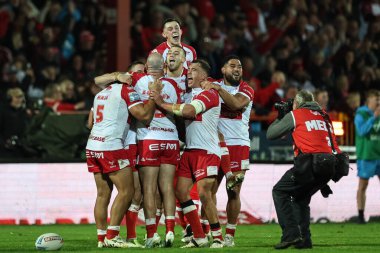 Hull KR takımından Mikey Lewis ve takım arkadaşları, 4 Ekim 2024 'te İngiltere' nin Hull şehrinde oynanan Sewell Group Craven Park, Kingston upon Hull 'da oynanan Betfred Süper Lig Yarı Finalleri' ndeki Hull KR vs Warrington Wolves maçında galibiyeti kutluyorlar.