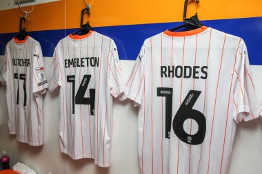 Blackpool deplasman tişörtü 5 Ekim 2024 'te Mansfield Town - Blackpool maçında soyunma odasında asılıydı.