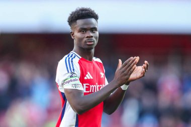 Arsenal 'den Bukayo Saka, 5 Ekim 2024' te Emirates Stadyumu 'nda oynanan Premier League maçı sonrasında takımların kazandığı galibiyet sonrasında taraftarlarını kabul ediyor.