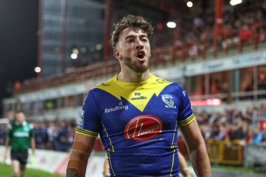 Warrington Wolves takımından Matty Ashton, 4 Ekim 2024 tarihinde İngiltere 'nin Hull kenti Kingston' da oynanan Sewell Group Craven Park 'taki Hull KR vs Warrington Wolves maçında denemelerini kutluyor.