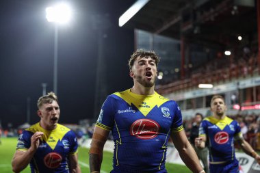 Warrington Wolves takımından Matty Ashton, 4 Ekim 2024 tarihinde İngiltere 'nin Hull kenti Kingston' da oynanan Sewell Group Craven Park 'taki Hull KR vs Warrington Wolves maçında denemelerini kutluyor.