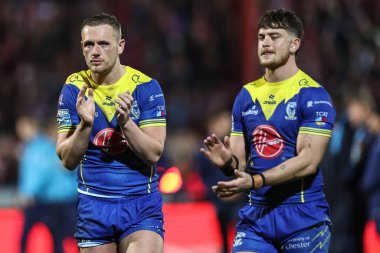 Warrington Wolves takımından Ben Currie, 4 Ekim 2024 'te İngiltere' nin Hull kentindeki Sewell Group Craven Park 'ta oynanan Betfred Süper Lig Yarı Finalleri' nde seyircileri alkışlıyor.