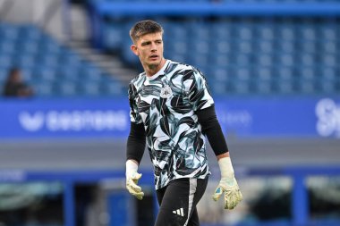 Newcastle United takımından Nick Pope, 5 Ekim 2024 'te Goodison Park, Liverpool' da oynanan Everton - Newcastle United Premier League karşılaşmasında ısınıyor.