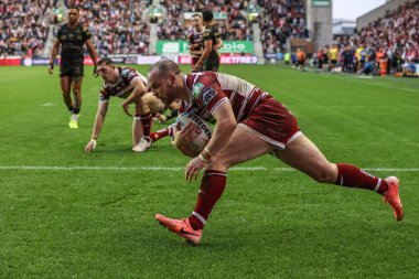 Wigan Warriors 'dan Liam Marshall, 5 Ekim 2024' te İngiltere 'nin Wigan Stadyumu' nda oynanan Wigan Warriors vs Leigh Leopards Süper Lig Yarı Finalleri maçında bir deneme için sahaya çıkıyor.