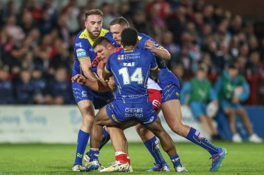 Ryan Hall of Hull KR 'dan Rodrick Tai ve Danny Walker Betfred Süper Lig Yarı Finalleri' nde oynadılar Hull KR, Warrington Wolves 'a karşı Sewell Group Craven Park, Kingston upon Hull, Birleşik Krallık, 4 Ekim 2024