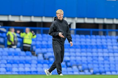 Newcastle United takımından Anthony Gordon, 5 Ekim 2024 'te Goodison Park, Liverpool' da oynanan Everton - Newcastle United Premier League maçı öncesinde sahada inceleme yapıyor.