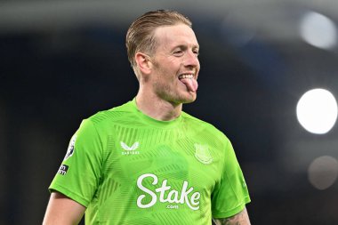 Everton 'dan Jordan Pickford, 5 Ekim 2024' te Goodison Park, Liverpool 'da oynanan Premier League maçı sırasında Newcastle United taraftarlarına tepki gösterdi.