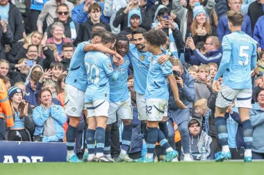 Manchester City 'den Jrmy Doku, Premier League maçında Manchester City ile Fulham maçında 5 Ekim 2024' te Etihad Stadyumu 'nda 3-1 kazanma golünü kutluyor.