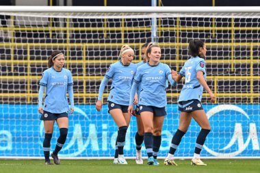 Manchester City Women 'dan Lauren Hemp, Manchester City' nin 6 Ekim 2024 'te Joie Stadyumu' nda oynanan Manchester City Bayanlar-West Ham United Women maçında 1-0 Manchester City takımına girme hedefini kutluyor.