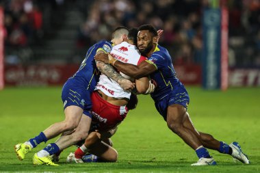 Hull KR 'dan Kelepi Tanginoa, Betfred Süper Lig Yarı Finalleri sırasında Warrington Wolves' tan Rodrick Tai tarafından Sewell Group Craven Park 'ta oynanan Hull KR vs Warrington Wolves maçında ele geçirildi.