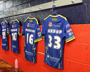 Warrington Wolves takımından Arron Lindop Betfred Süper Lig Yarı Finalleri sırasında soyunma odasında Hull KR vs Warrington Wolves 'a karşı Sewell Group Craven Park, Kingston upon Hull, Birleşik Krallık, 4 Ekim 2024