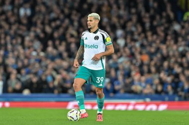 Newcastle United takımından Bruno Guimares, 5 Ekim 2024 'te Goodison Park, Liverpool' da oynanan Everton-Newcastle United Premier League maçı sırasında sahada.