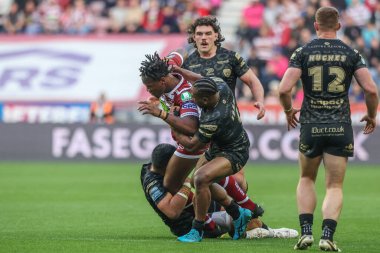 Leigh Leoparları 'ndan Edwin Ipape ve Leigh Leopards' dan John Asiata, Betfred Süper Lig Yarı Finalleri 'nde Wigan Warriors, Leigh Leopards' a karşı Brick Community Stadyumu, Wigan, Birleşik Krallık 'ta 5 Ekim 2024' te oynanan karşılaşmada Junior Nsemba 'yı yendi.