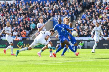Bournemouth 'lu Marcos Senesi, 5 Ekim 2024' te King Power Stadyumu 'nda Leicester City ile Bournemouth arasında oynanan Premier League maçında kaleye doğru ilerliyor.
