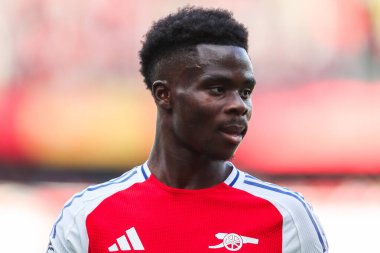 Arsenal 'den Bukayo Saka, 5 Ekim 2024' te Birleşik Krallık 'taki Emirates Stadyumu' nda oynanan Premier League maçında Arsenal ve Southampton maçına bakıyor.