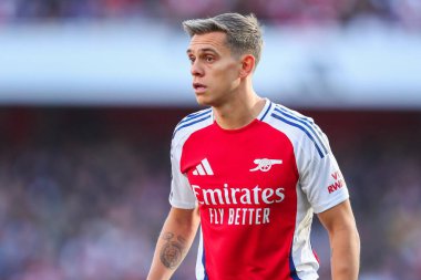 Arsenal 'den Leandro Trossard, 5 Ekim 2024 tarihinde Emirates Stadyumu' nda oynanan Premier League maçında Arsenal ve Southampton maçına bakıyor.