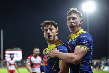 Warrington Wolves takımından Matty Ashton, 4 Ekim 2024 tarihinde İngiltere 'nin Hull kenti Kingston' da oynanan Sewell Group Craven Park 'taki Hull KR vs Warrington Wolves maçında denemelerini kutluyor.