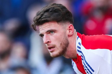 Arsenal 'den Declan Rice, 5 Ekim 2024' te Birleşik Krallık 'taki Emirates Stadyumu' nda oynanan Premier League maçında Arsenal ve Southampton maçını izliyor.