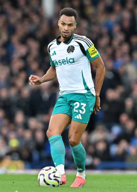 Newcastle United takımından Jacob Murphy, 5 Ekim 2024 'te Goodison Park, Liverpool' da oynanan Everton - Newcastle United Premier League maçında pas attı.