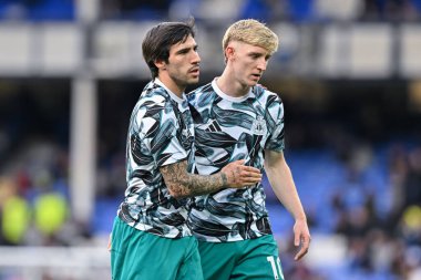 Newcastle United 'dan Sandro Tonali ve Newcastle United' dan Anthony Gordon, 5 Ekim 2024 'te Goodison Park, Liverpool' da oynanan Premier League karşılaşması öncesinde ısındılar.