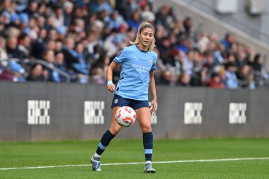 Manchester City Women 'dan Laia Aleixandri, Manchester City United Women' ın 6 Ekim 2024 'te Joie Stadyumu' nda oynadığı Manchester City Women vs West Ham United Women maçında topu izliyor.