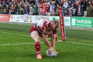 Wigan Warriors 'dan Liam Marshall, 5 Ekim 2024' te İngiltere 'nin Wigan Stadyumu' nda oynanan Wigan Warriors vs Leigh Leopards Süper Lig Yarı Finalleri maçında bir deneme için sahaya çıkıyor.