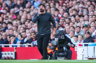 Southampton 'dan Russell Martin, 5 Ekim 2024' te Birleşik Krallık 'taki Emirates Stadyumu' nda oynanan Premier League maçında takıma talimat verdi.