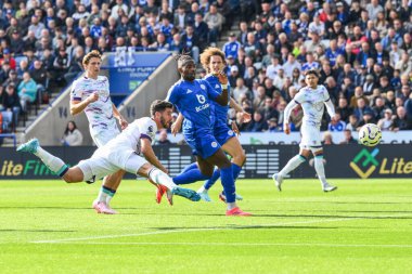 Bournemouth 'lu Marcos Senesi, 5 Ekim 2024' te King Power Stadyumu 'nda Leicester City ile Bournemouth arasında oynanan Premier League maçında kaleye doğru ilerliyor.