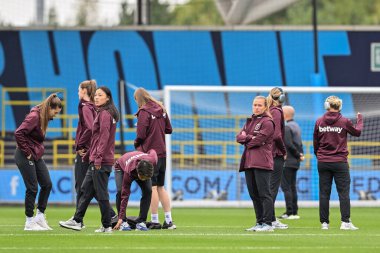 West Ham United Women, Manchester, İngiltere 'deki Joie Stadyumu' nda Manchester City Women vs West Ham United Women maçının öncesinde sahada inceleme yapıyor.