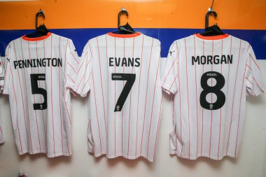 Blackpool deplasman tişörtü 5 Ekim 2024 'te Mansfield Town - Blackpool maçında soyunma odasında asılıydı.