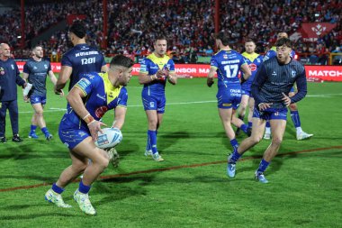 Warrington Wolves 'tan Joe Philbin ve Warrington Wolves' tan Matty Ashton Betfred Süper Lig Yarı Finalleri 'nde ısınma turunda Hull KR, Warrington Wolves' a karşı Sewell Group Craven Park, Kingston üzerine Hull, İngiltere, 4 Ekim 2024