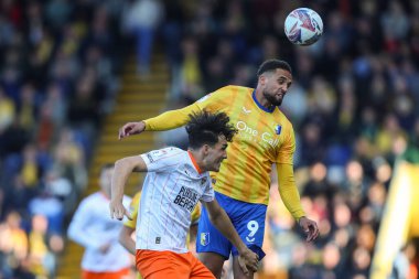 Mansfield Town 'dan Jordan Bowery, 5 Ekim 2024' te Mansfield Town - Blackpool maçında Blackpool maçında Blackpool 'lu Kyle Joseph' i yendi.