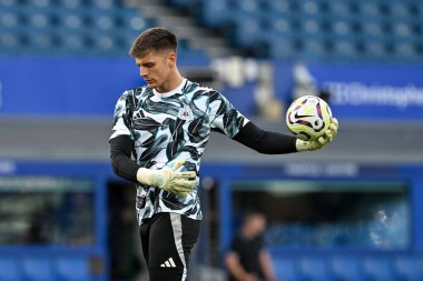 Newcastle United takımından Nick Pope, 5 Ekim 2024 'te Goodison Park, Liverpool' da oynanan Everton - Newcastle United Premier League karşılaşmasında ısınıyor.