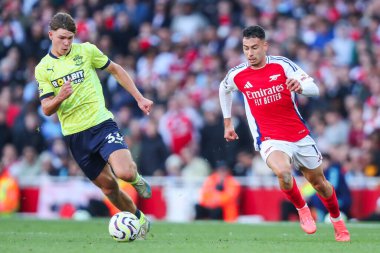 Arsenal 'den Gabriel Martinelli, 5 Ekim 2024' te Emirates Stadyumu 'nda oynanan Premier League maçı sırasında Southampton' dan Tyler Dibling tarafından baskı altına alındı.