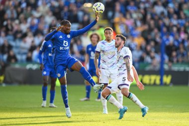 Leicester City 'den Abdul Fatawu, 5 Ekim 2024' te King Power Stadyumu 'nda Leicester City ile Bournemouth arasında oynanan Premier League maçında topu idare ediyor.