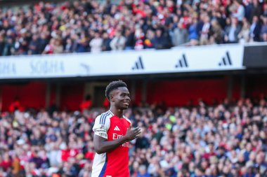 Arsenal 'den Bukayo Saka, 5 Ekim 2024' te Emirates Stadyumu 'nda oynanan Premier League maçında 3-1' lik galibiyet golünü kutluyor.